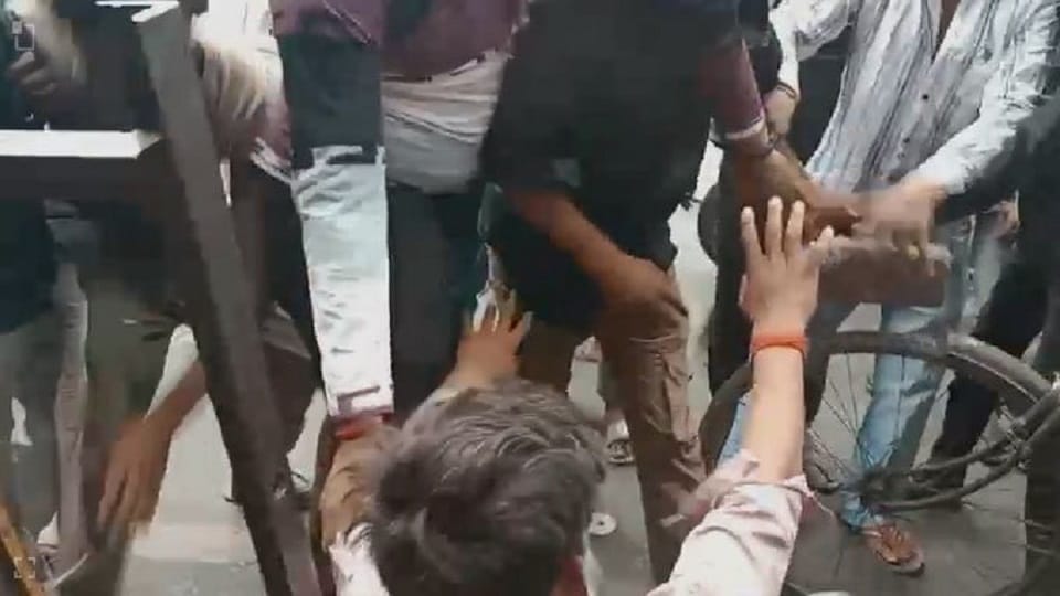 Brutal Assault Near Police Post: Auto Driver Beaten by Parking Contractor’s Goons in Agra