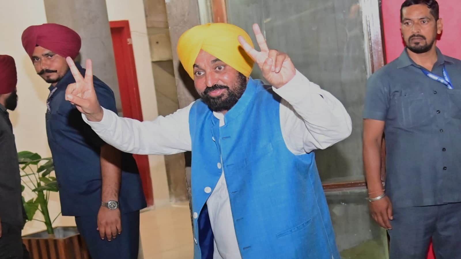 पंजाब विधानसभा के स्पेशल सत्र में मुख्यमंत्री भगवंत मान बाहर आकर विक्ट्री साइन बनाते हुए।