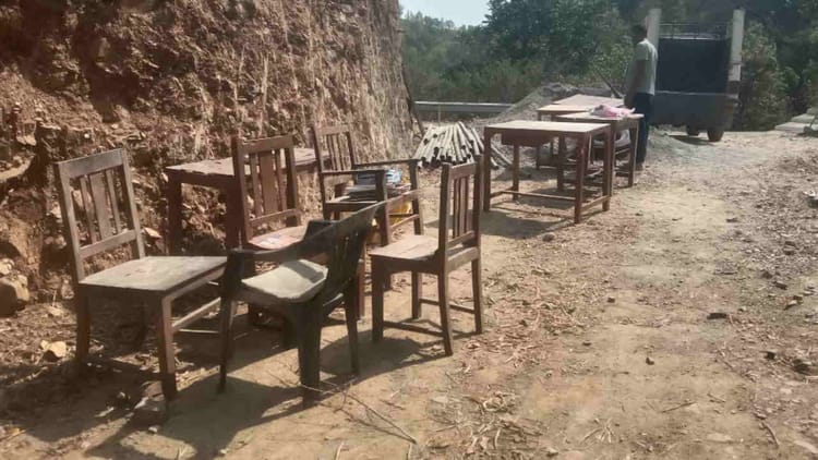 Uttarakhand: यादों के पन्नों में सिमटा प्राथमिक स्कूल पैंया, सामान गाड़ी में लदा, तो भर आईं गांव वालों की आंखें