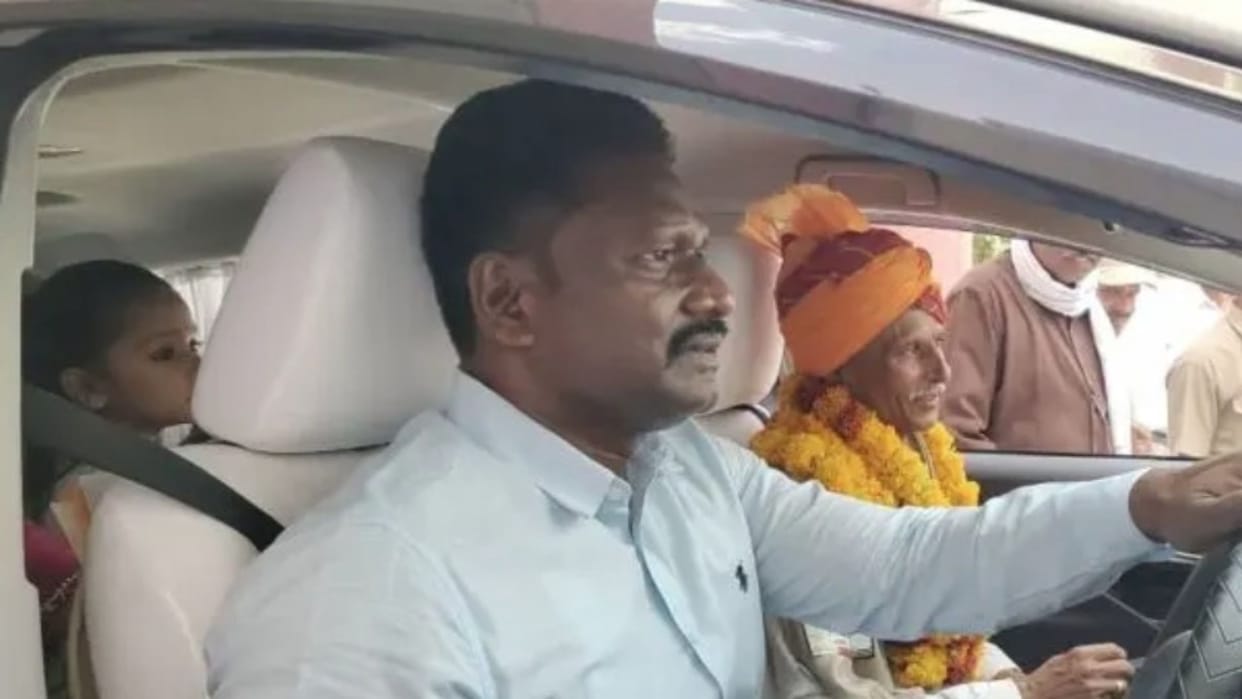 MP News: Making the farewell memorable, District Panchayat CEO Ichhit Gadpale himself drove the employee home