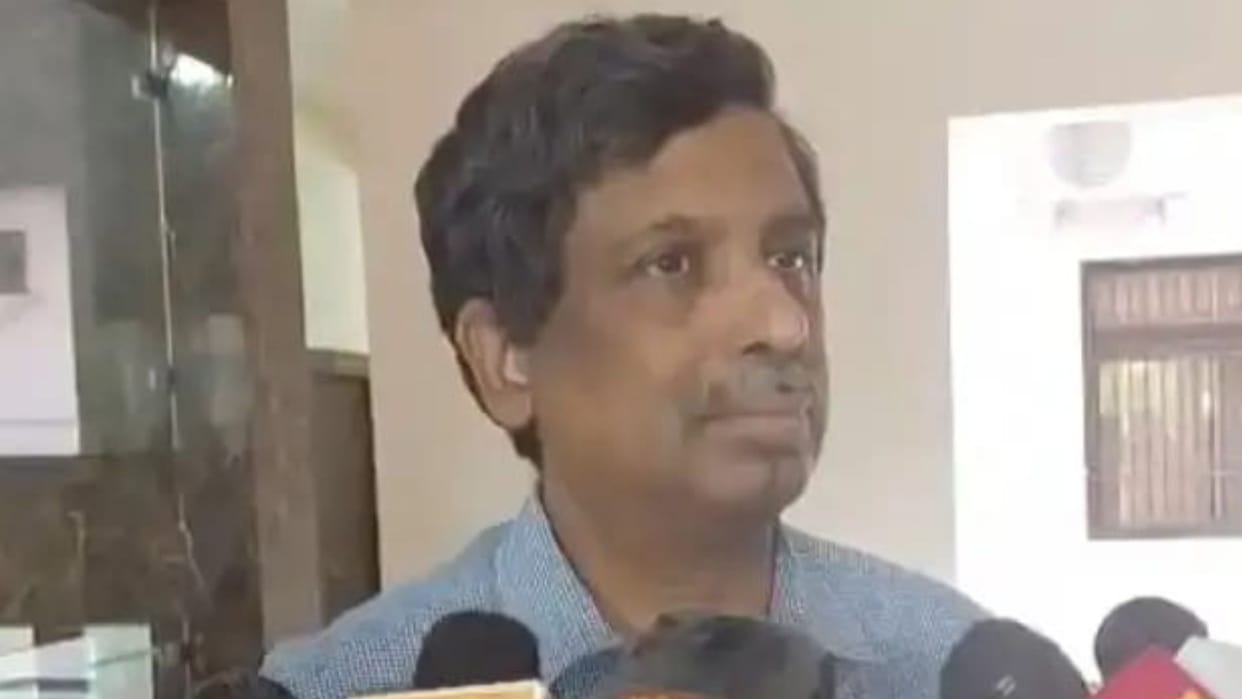 Secretary V. Umashankar held meeting regarding ropeways and Signature Bridge in Varanasi