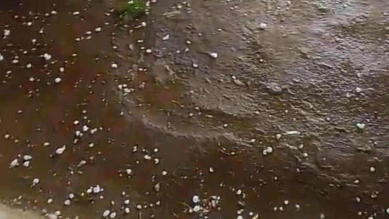तेज हवा के साथ हुई ओलावृष्टि।