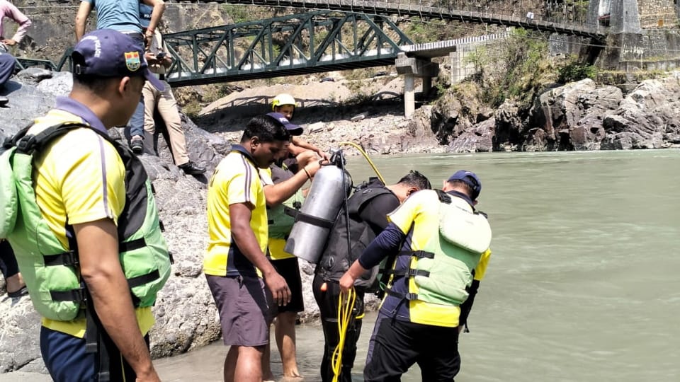 Rishikesh News Tourist from Delhi Drowns While Bathing in Ganga Near Malakunthi Bridge Search Underway