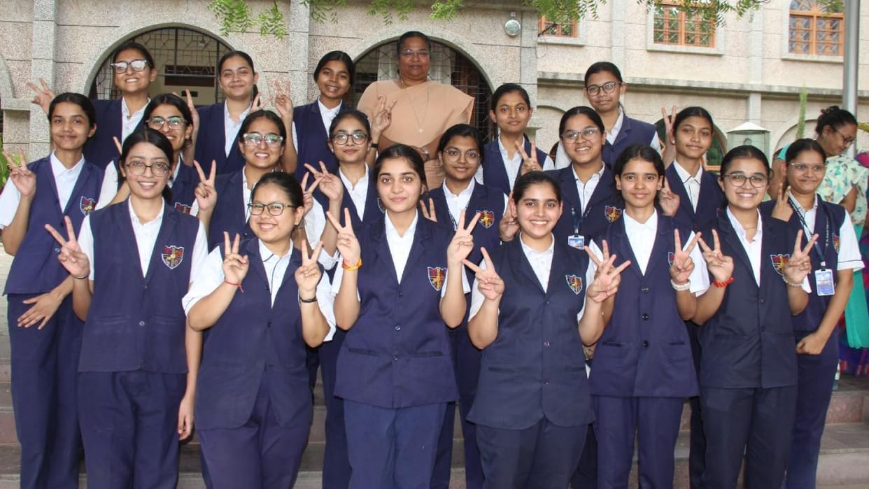 Jhansi: Kavya tops in 12th and Aditya and Shweta top in 10th, CISCE results declared