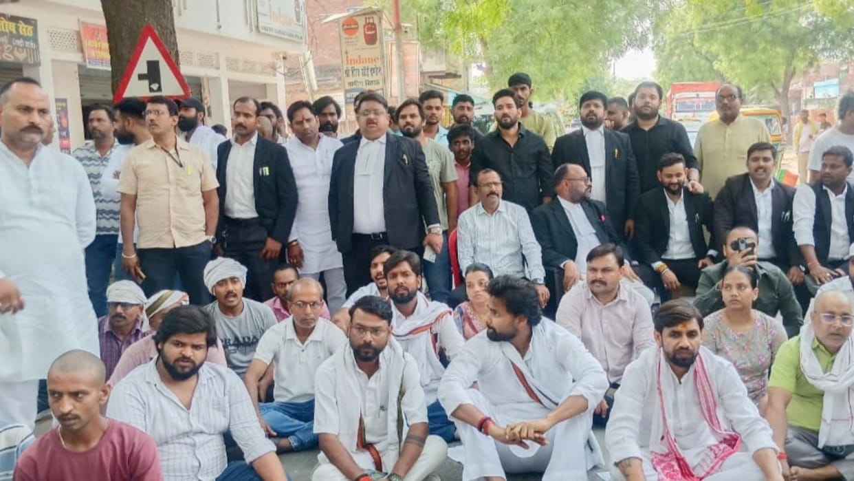 Manish Murder Case Auspicious Ceremonies in Village Postponed Lawyers Stage Road Blockade Demand Arrest