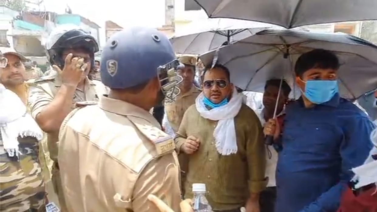 Heated Argument Between SDM and Kotwal During Road Widening Work Video Viral in chandauli