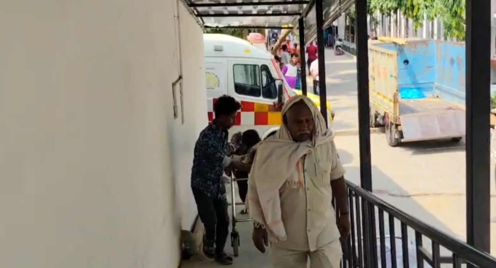 मृतक का शव लेकर जाते हुए परिजन