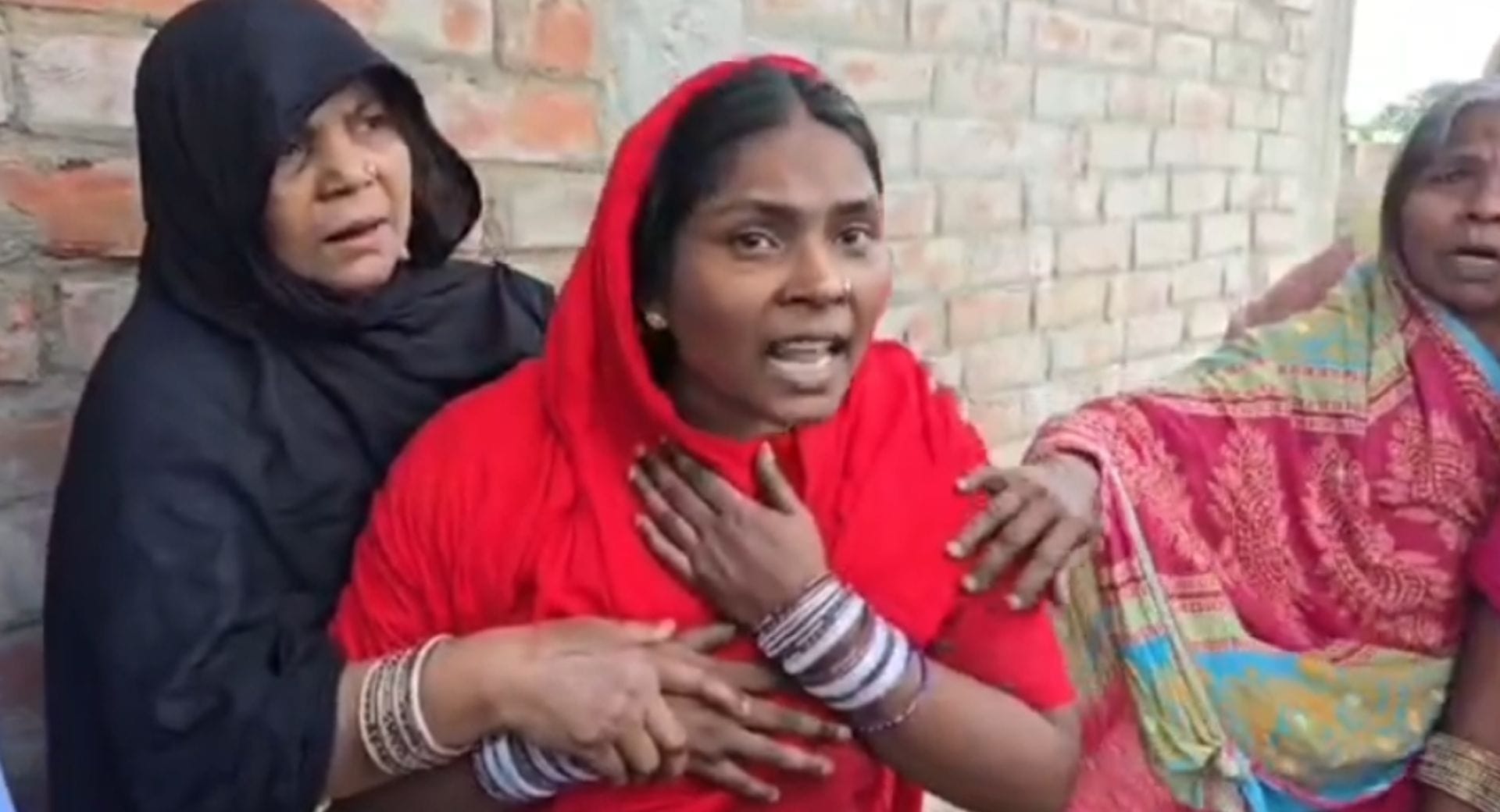बेटे की मौत के बाद विलाप करती मृतक की मां