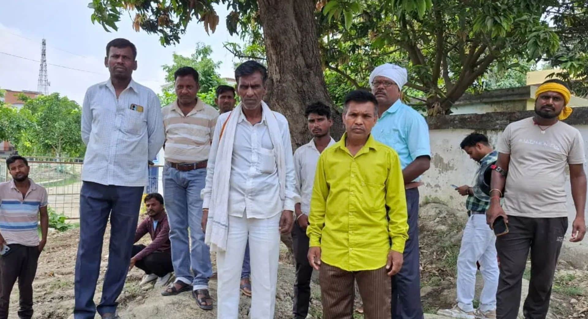 पोस्टमार्टम कराने के लिए मौके पर मौजूद परिजन
