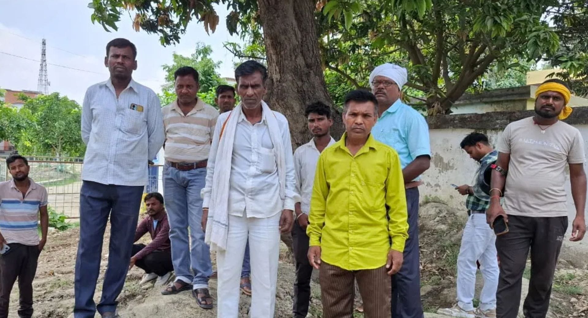 पोस्टमार्टम कराने के लिए मौके पर मौजूद परिजन