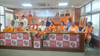 Several Congress members join BJP State President Mahendra Bhatt administers membership