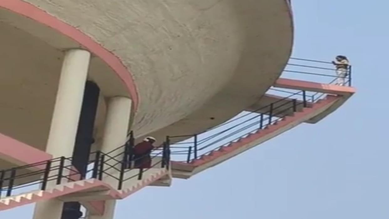 Prayagraj News: Every time a spectacle, then silence… Increased cases of intimidation by climbing tank-towers