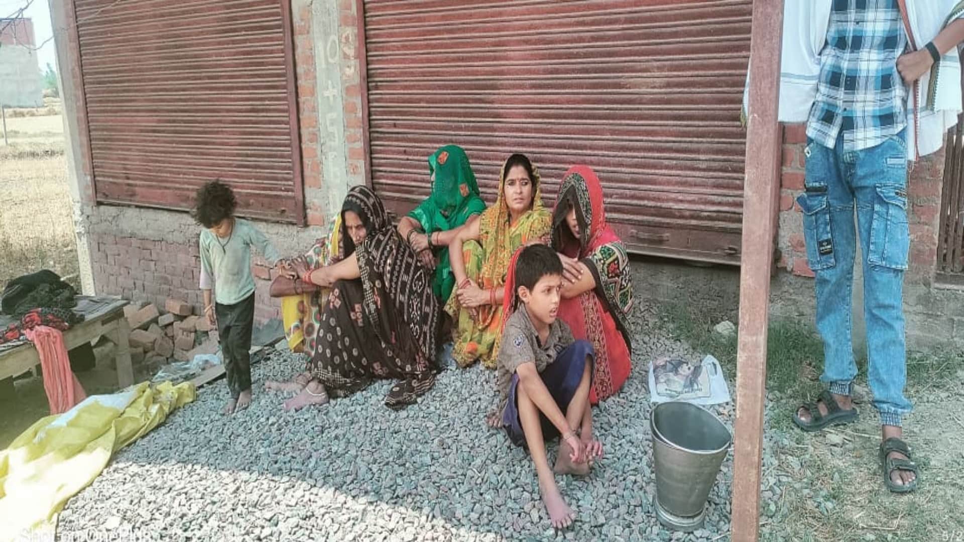 घटना के बाद रोते बिलखते परिजन।