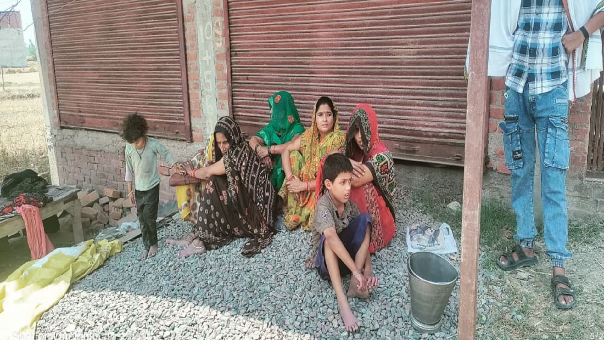 घटना के बाद रोते बिलखते परिजन।
