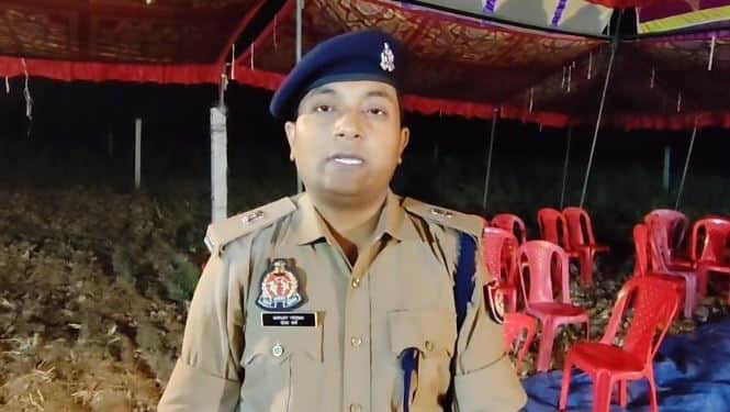 घटना की जानकारी देती पुलिस।