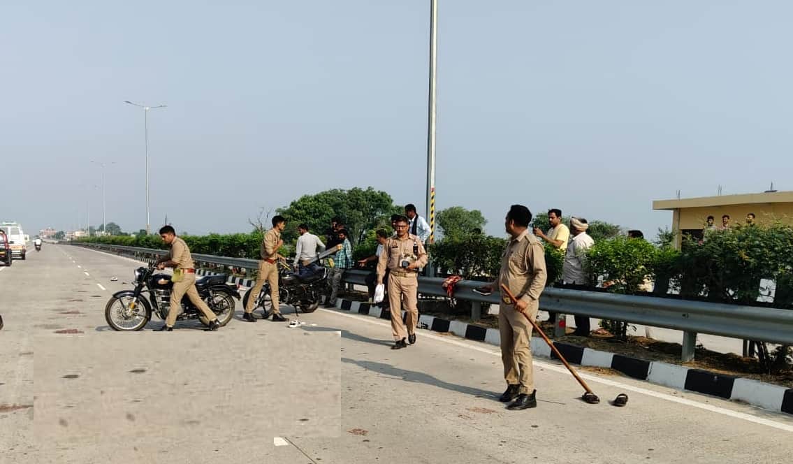 घटनास्थल पर जांच करती पुलिस