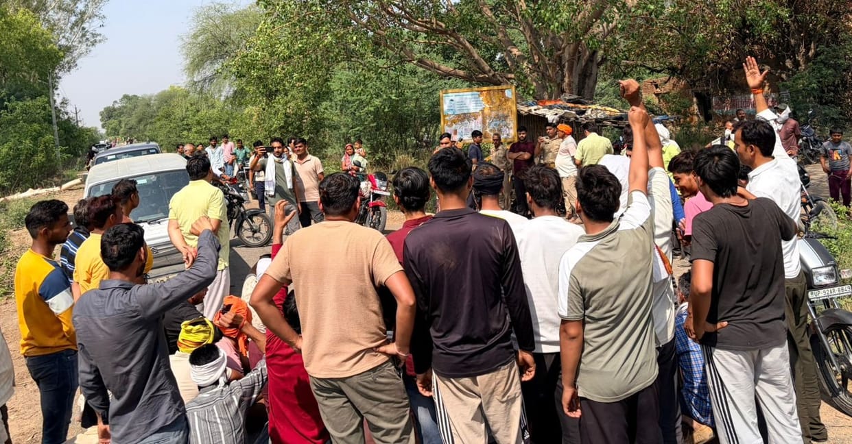 Orai Farmers Anger Erupts Over Hailstorm Compensation Road Blockaded on Kuthaund Madhaugarh Route