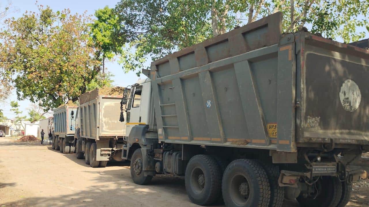 कार्रवाई के बाद खड़े ट्रक।