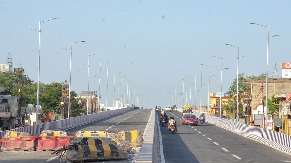 Bikes and cars started running on the Quarsi flyover in Aligarh