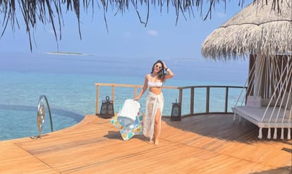 kiara advani shared hot beach pictures while enjoying vacation with family