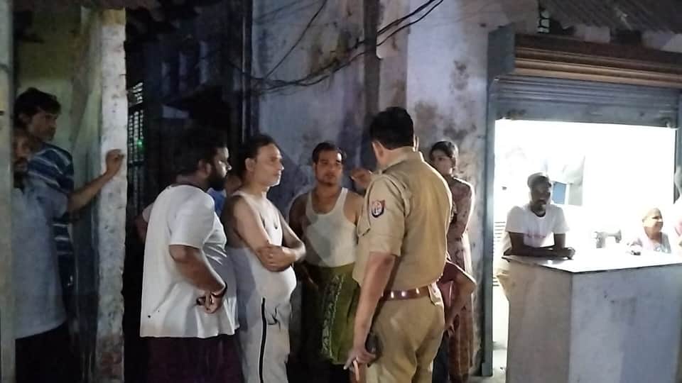 माैके पर जानकारी करती पुलिस।