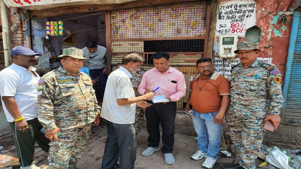 Cleanliness Drive Intensifies in Agra: Fines Imposed on Littering Shopkeepers Ahead of Swachh Survey