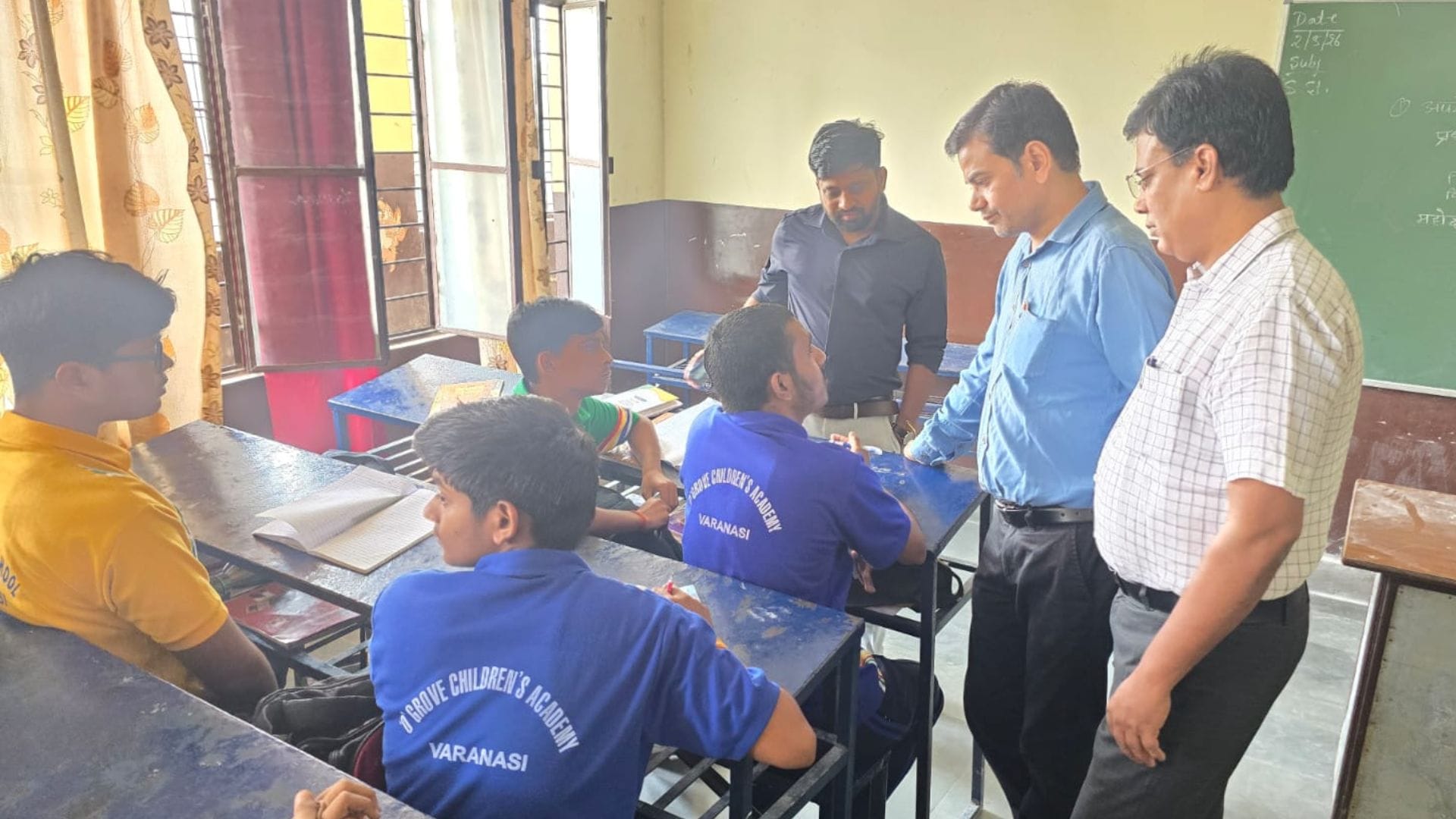 निरिक्षण करते सह जिला विद्यालय निरीक्षक राजन सिंह