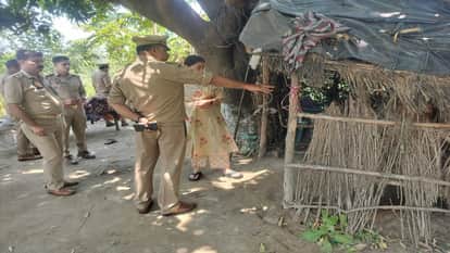 घटनास्थल पर जांच करतीं एसपी दक्षिणी अंशिका वर्मा और फरीदपुर इंस्पेक्टर राधेश्याम।