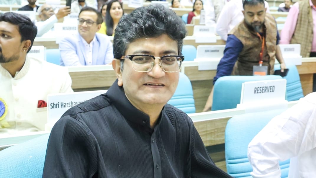 Prasoon Joshi New Prasar Bharti Chief MIB appoints new Prasar Bharti Chief Vaishnaw best wishes to Lyricist