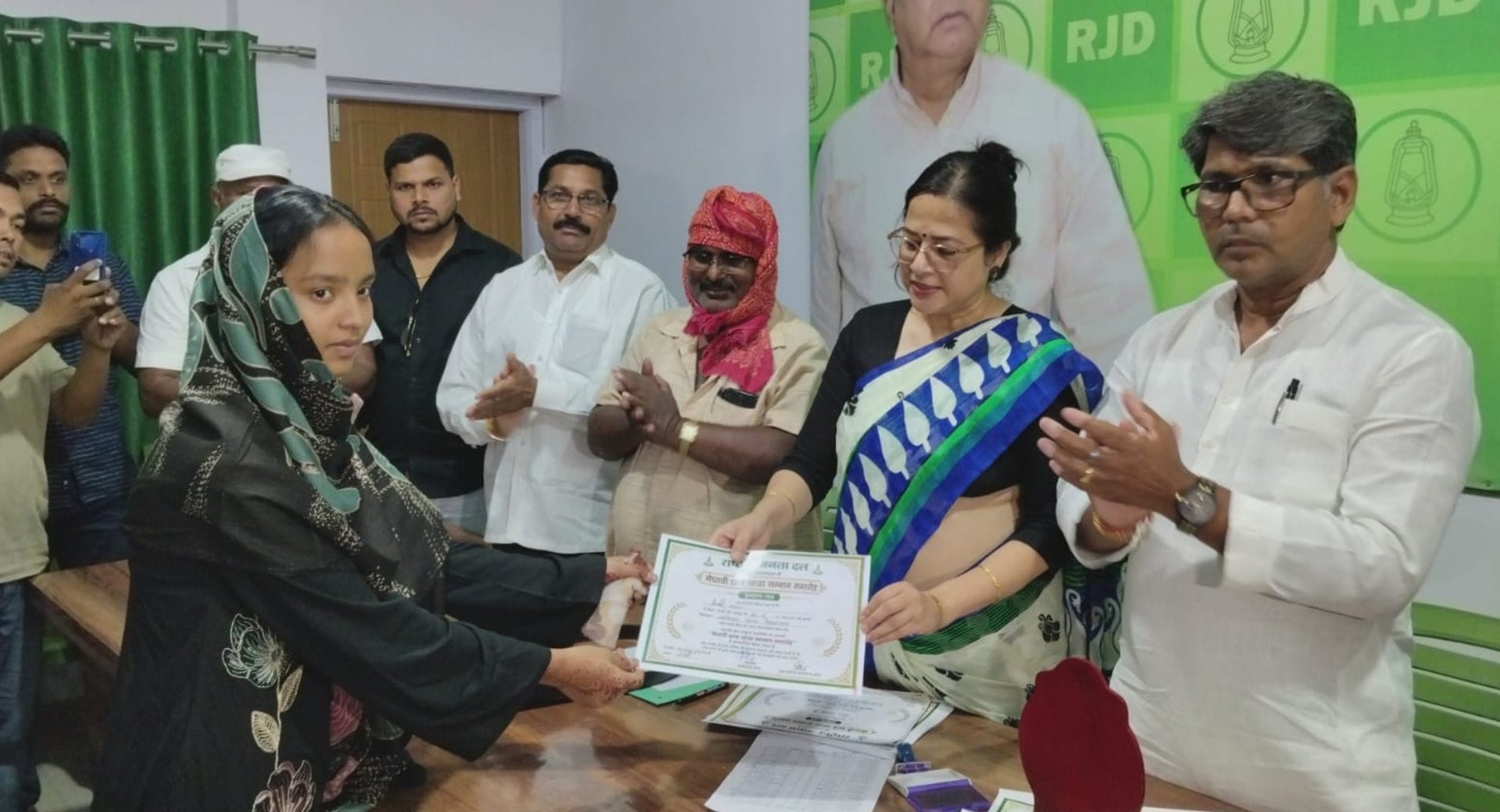 राजद ने मेधावी छात्रों का सम्मान किया