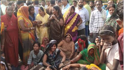 A labourer died after coming in contact with an electric wire in Sant Kabir Nagar