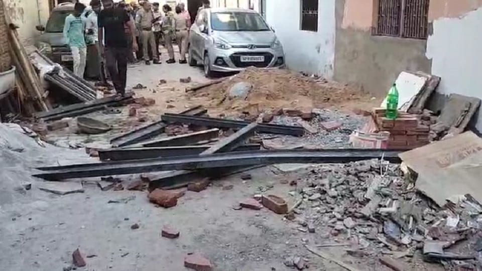 Three Injured After Girder Falls at House Under Construction in Agra