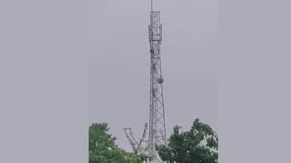 Girlfriend climbs mobile tower insisting that her lover be summoned in Ballia
