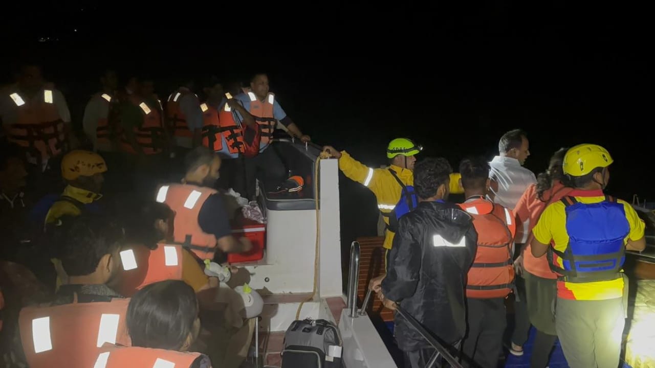 डोबरा-चाटी के पास भारी आंधी-तूफान में फंसे लोगों को रेस्क्यू