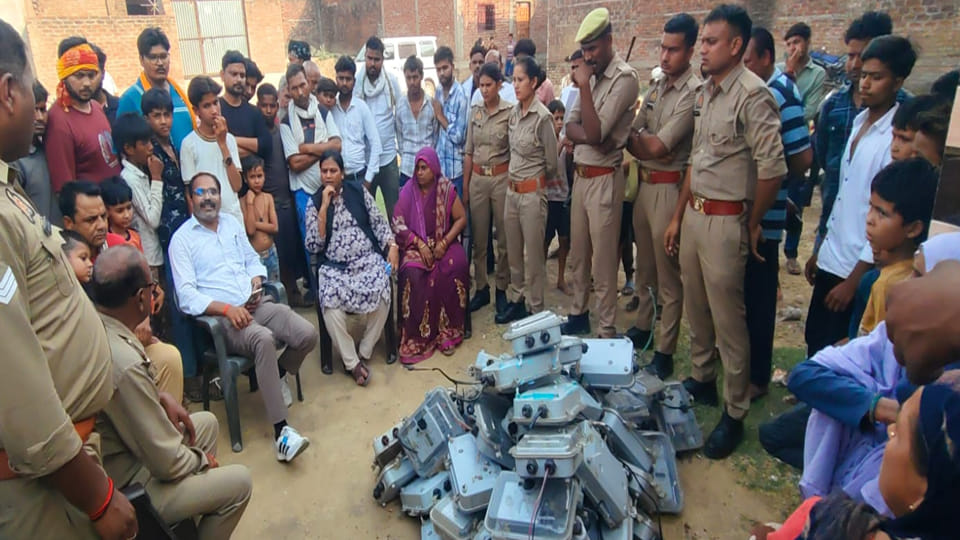 Kanpur Dehat: Consumers Gherao Junior Engineer, Rip Out Prepaid Meters Installed in Homes