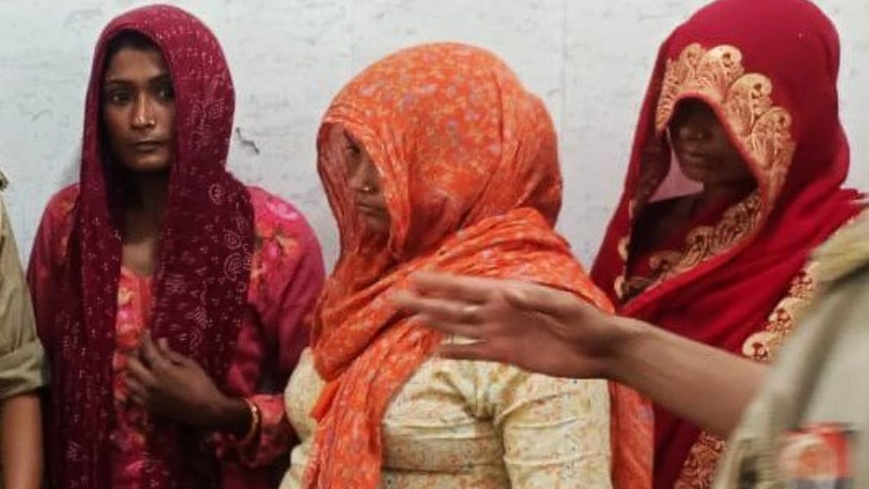 Seven people including four women arrested for stealing in Shahjahanpur