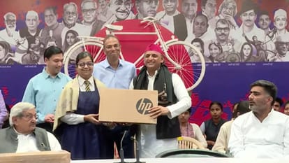 Akhilesh Yadav honored meritorious girl students who topped in their respective districts