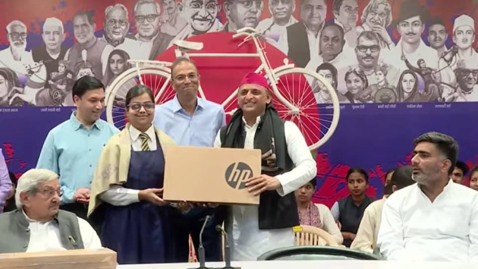 Akhilesh Yadav honored meritorious girl students who topped in their respective districts