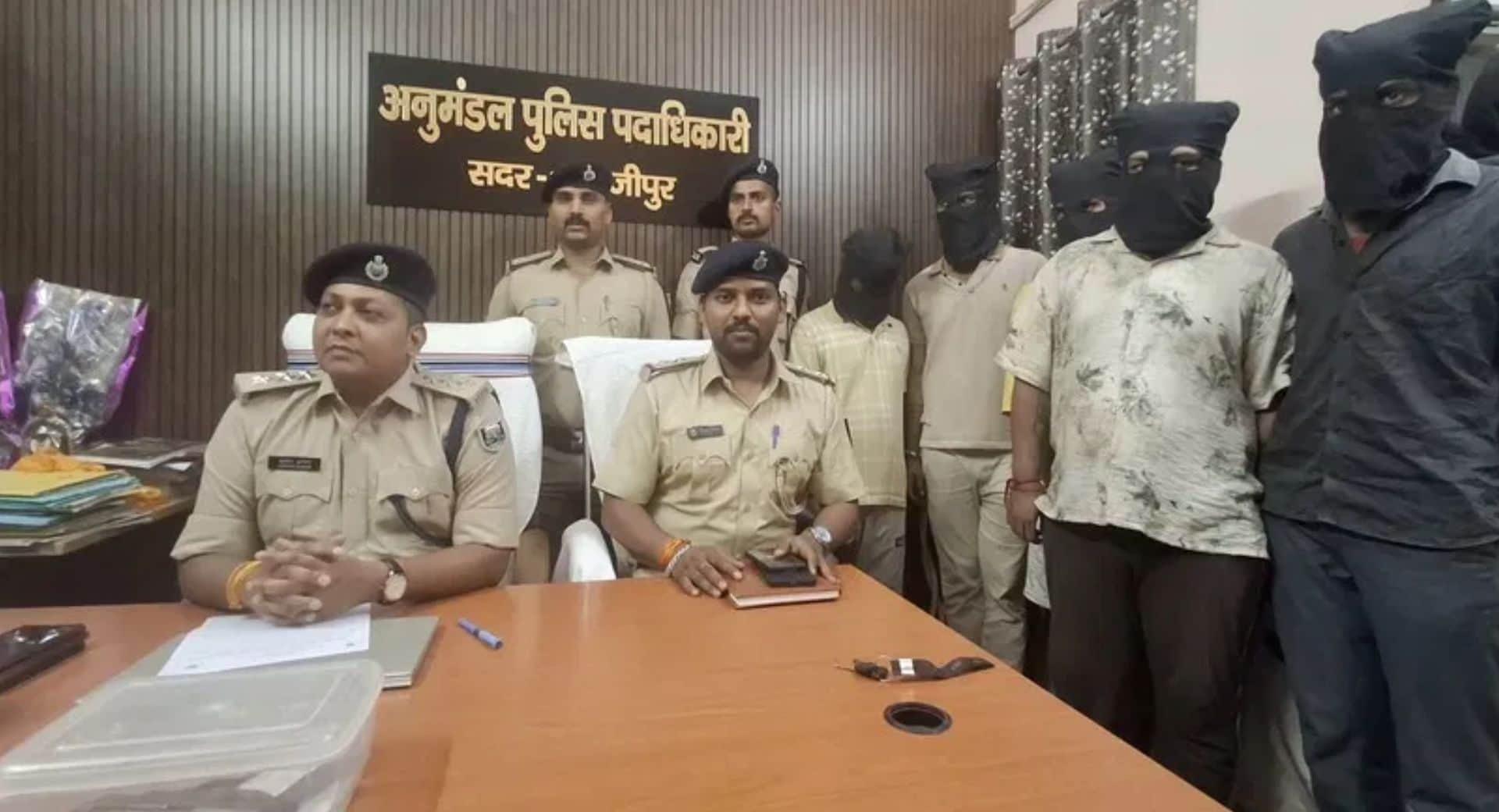 पुलिस ने आरोपियों को गिरफ्तार किया