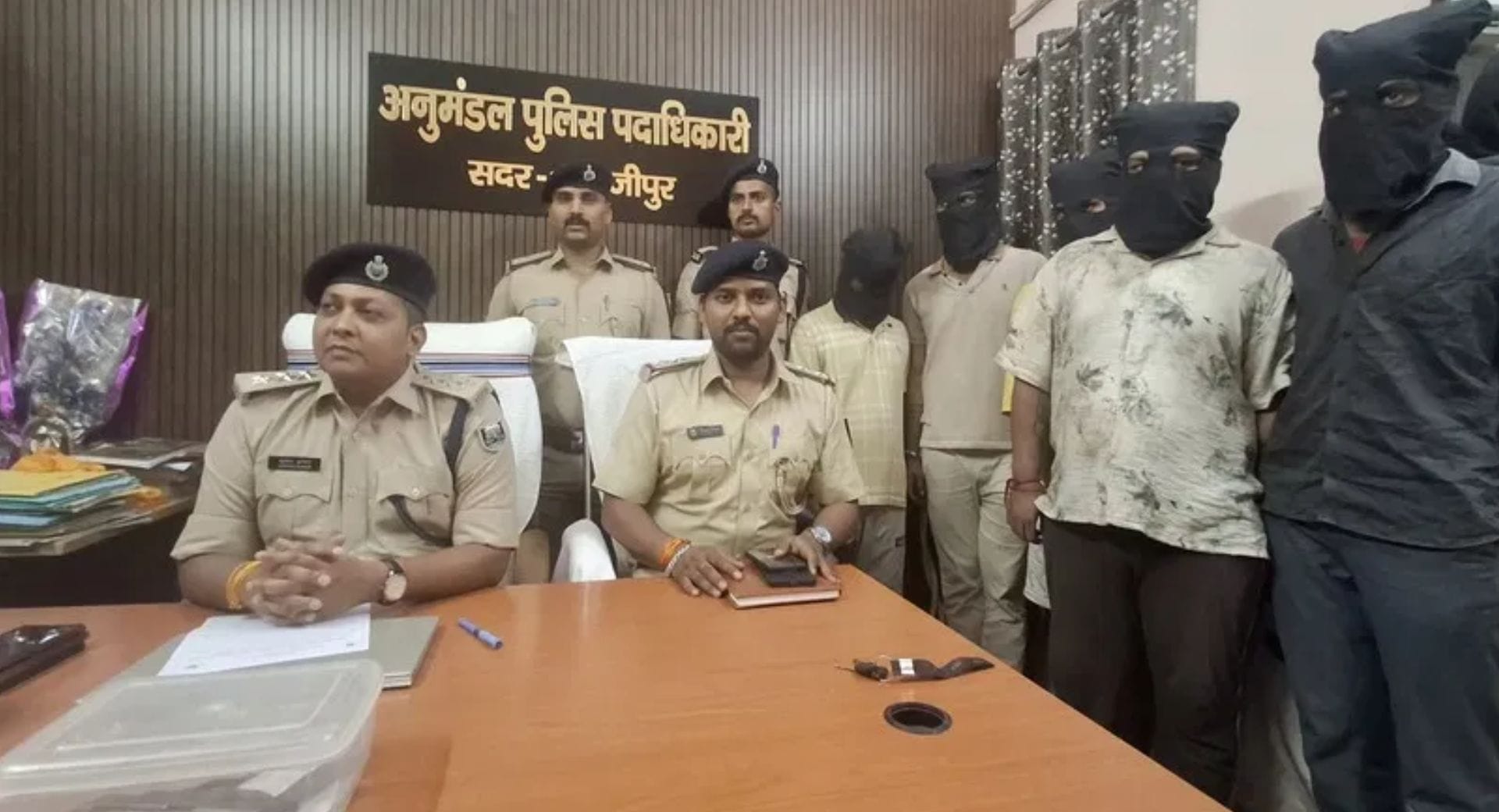 पुलिस ने आरोपियों को गिरफ्तार किया