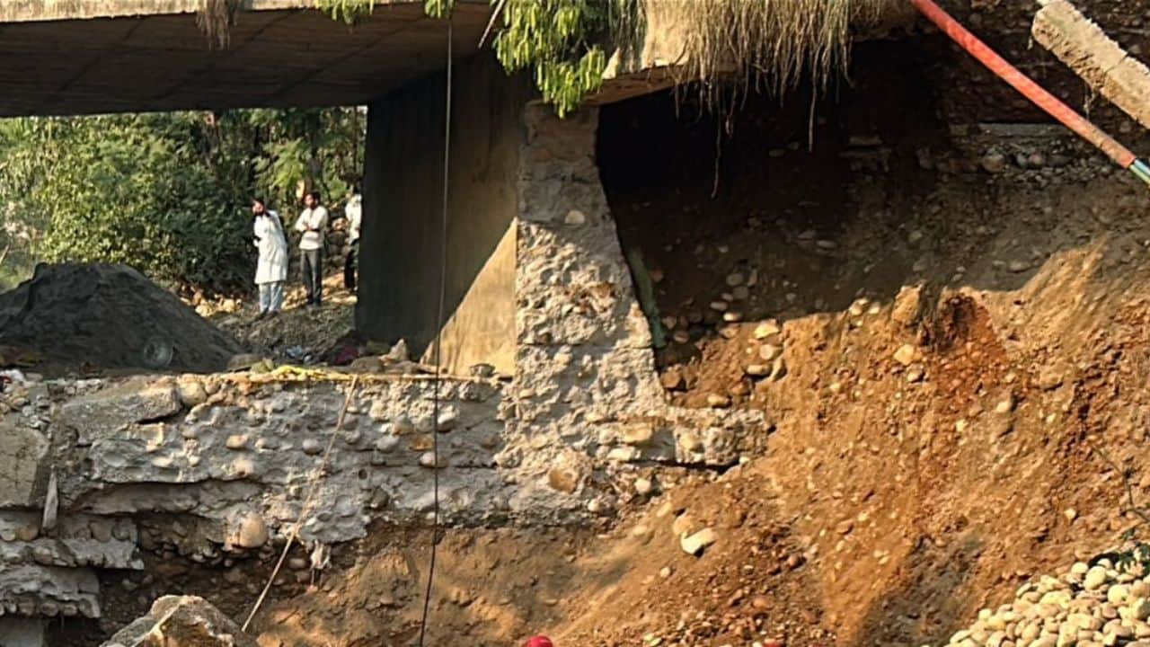 बनतालाब में ठठर पेट्रोल पंप के पास हादसे वाली जगह पर पसरा सन्नाटा।