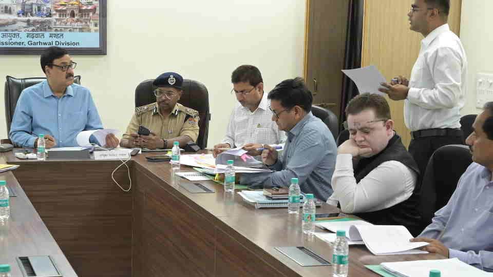 बैठक में गढ़वाल आयुक्त
