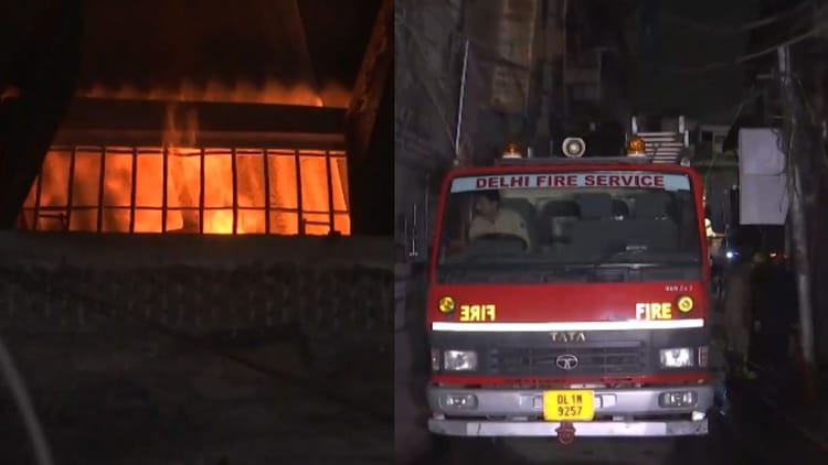 Delhi Fire: चावड़ी बाजार में मकान में लगी आग, ऊपरी मंजिल तक पहुंचीं लपटें; मौके पर पहुंचीं पांच दमकल गाड़ियां