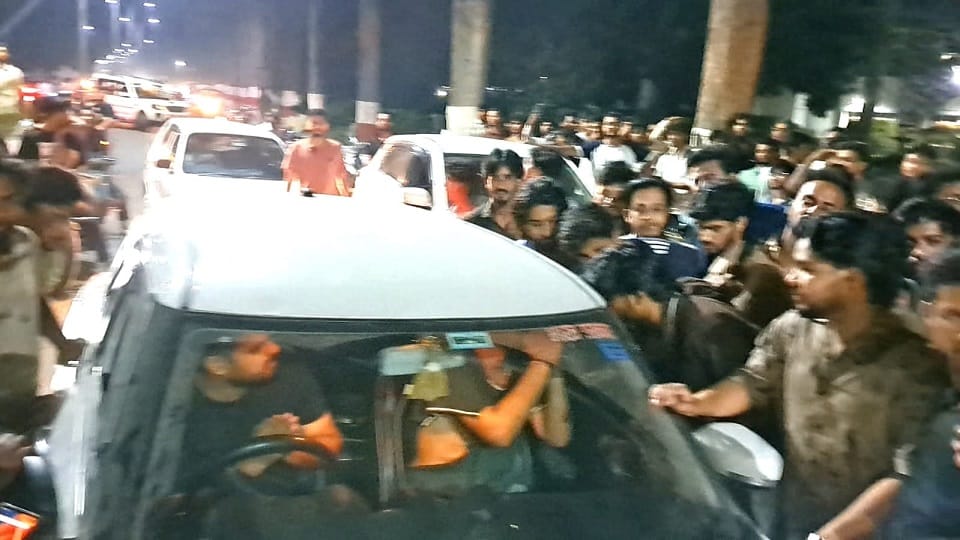 Car riders assault students at AMU
