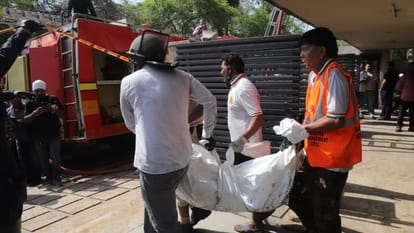 दिल्ली अग्निकांड: बच सकती थीं नौ जानें, AC फटने के बाद सभी भागे थे छत की तरफ; तीन की लाश तो सीढ़ी पर जली मिली Delhi Fire Tragedy Nine Lives Could Saved Everyone Fled to the Rooftop After the AC Exploded