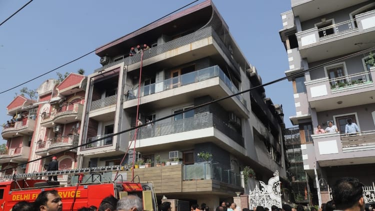 Delhi Fire: कंकाल बन गए लोग, तीन मंजिलों पर अलग-अलग मिले शव; दिल्ली के विवेक विहार अग्निकांड की भयावह तस्वीरें