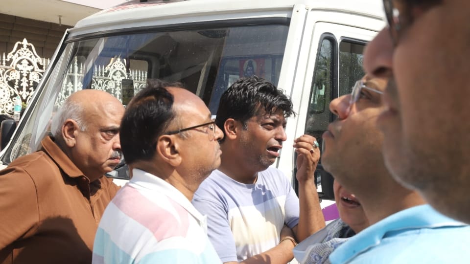 दिल्ली अग्निकांड: बच सकती थीं नौ जानें, AC फटने के बाद सभी भागे थे छत की तरफ; तीन की लाश तो सीढ़ी पर जली मिली Delhi Fire Tragedy Nine Lives Could Saved Everyone Fled to the Rooftop After the AC Exploded