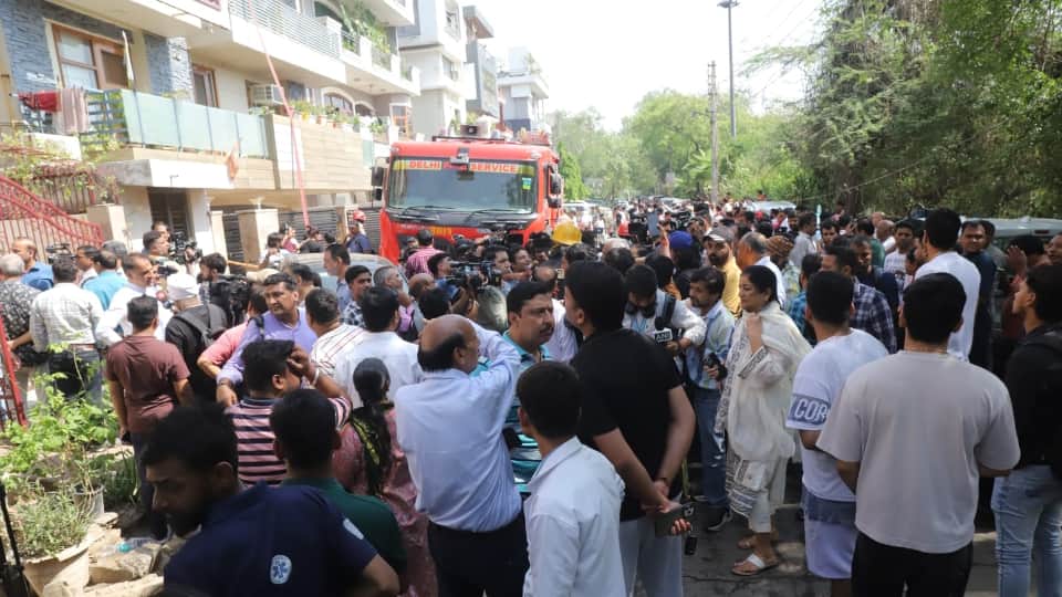 Delhi building fire many killed in fire incident at Vivek Vihar building in Shahdara Eyewitnesses to incident