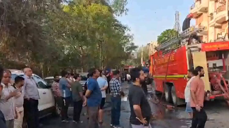 दिल्ली में लगी भीषण आग: शाहदरा के विवेक विहार में एक 4-मंजिला इमारत धधकी, चार शव मिले; बाकी की तलाश जारी