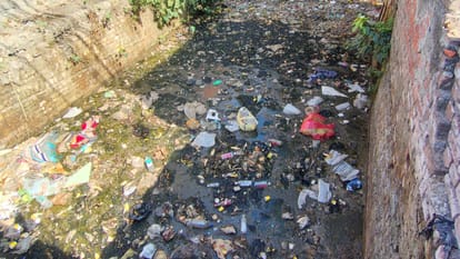गंदगी से पटा नाला